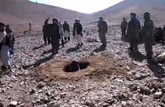 Imagem de vídeo gravado em 25 de outubro e divulgado nesta terça-feira (3) mostra homens afegãos apedrejando m... (Radio Free Europe / Radio Liberty / AFP)