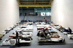 Camas improvisadas aparecem enfileiradas em um abrigo para refugiados em um salão de esportes em Hanau, na Ale... (Kai Pfaffenbach/ Reuters)