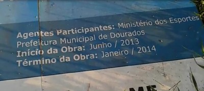 Caída no meio do mato, placa instalada pela Prefeitura de Dourados diz que a obra deveria estar pronta há um a... (Reprodução)