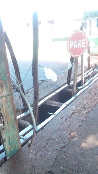 Morador sinaliza problema em rua de forma improvisada, aguardando solução da prefeitura