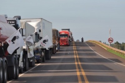 Caminhoneiros pretendem parar até amanhã em MS (Foto: Arquivo/Marcelo Calazans) ()