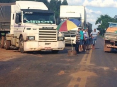 Ontem, caminhoneiros bloquearam a MS-134, em Nova Andradina, na saída para Campo Grande (Foto: Nova News) ()
