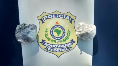 PRF flagra jovem transportando crack e cocaína em ônibus na BR-463