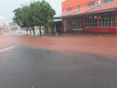 Adolescente de 14 anos desaparece em enxurrada durante chuva forte