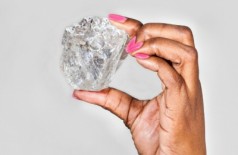 O maior diamante descoberto em um século, pesando 1.111 quilates, foi extraído em Botswana (Lucien Comen/Lucara Diamond Corp)