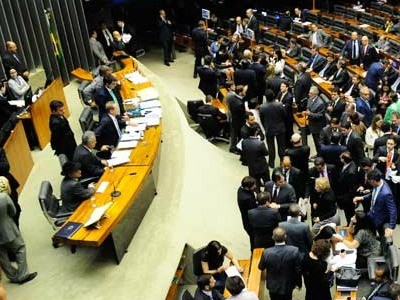 Congresso derruba veto ao voto impresso e mantém proibição a financiamento de campanha