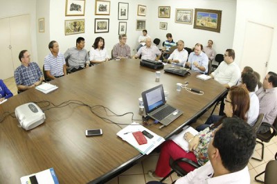 Vice prefeito, secretários e vereadores discutindo investimentos com Marcelo Migliori e Luiz Rocha. (Foto: Div... ()