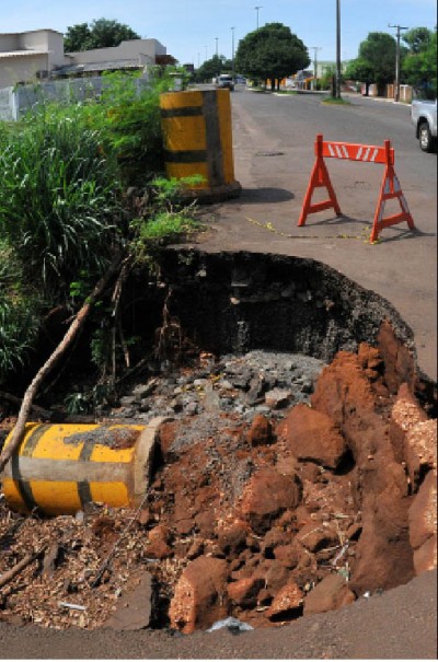 Na Avenida Capibaribe, no Jardim Aeroporto, erosão ameaça engolir parte do asfalto ((Foto: Valdenir Rezende/Correio do Estado))