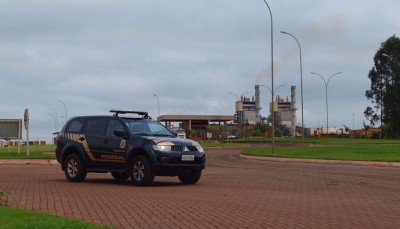 Agentes da Polícia Federal apreenderam documentos na Usina São Fernando, em Dourados (Sidnei Bronka)