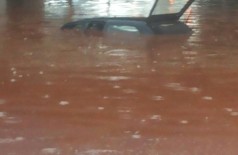 Carro ficou embaixo d'água no túnel do Parque das Nações II, em Dourados (94 FM)