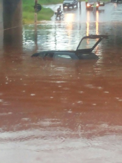 Carro ficou embaixo d'água no túnel do Parque das Nações II, em Dourados (94 FM)