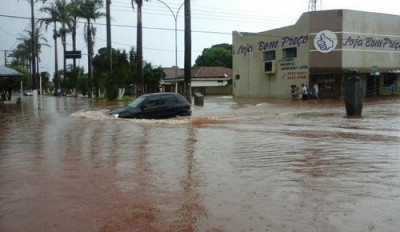 Inundação em rua de Batayporã, no interior do Estado (Foto: Divulgação / Cedec-MS)