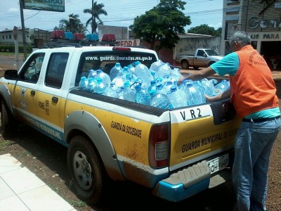 S10 com a água potável para distribuição dos moradores de Barreirão ((foto: Delegado, Ezael Mamede))