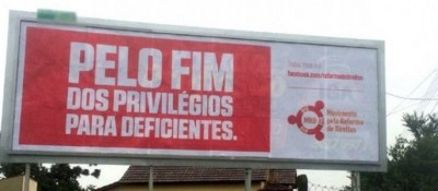 Um outdoor em Curitiba sugere o “fim dos privilégios para deficientes” (Reprodução)