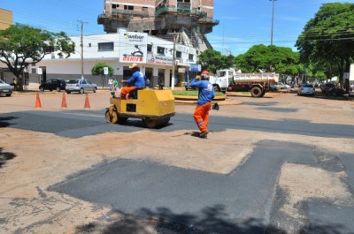 Tapa-buracos feito pela Prefeitura de Dourados na Rua Joaquim Teixeira Alves dará lugar ao completo recapeamen... (A. Frota/Arquivo/Divulgação-Prefeitura)