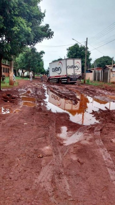Rua onde caminhão ficou atolado no domingo teve pequeno trecho asfaltado em ano de eleições (Reprodução/Facebook)