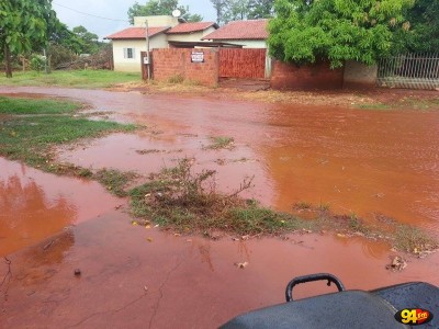No Altos do Indaiá, falta de asfalto faz moradores sofrerem com atoleiros nos dias de chuva; problema deve aca... (Arquivo)