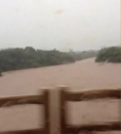 Vídeo gravado nesta manhã já mostrava cheia do Rio Dourados; segundo a Sanesul, nível 5,3 metros acima da médi... (Reprodução)