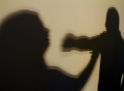 Homem tenta beijar mulher de enteada e a ameaça de morte
