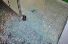Jovem quebra vidro para roubar mercado e fica preso em vão de porta