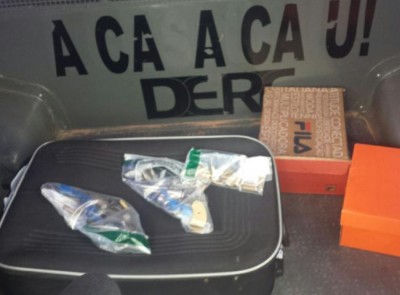 A polícia apreendeu armas e drogas na casa onde estavam ‘Linguado’ e o adolescente ((Foto: Wendy Tonhati))