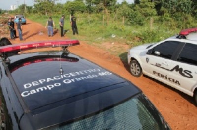 O corpo foi encontrado em terreno baldio no Jardim Veraneio. ((Foto: Marcos Ermínio))