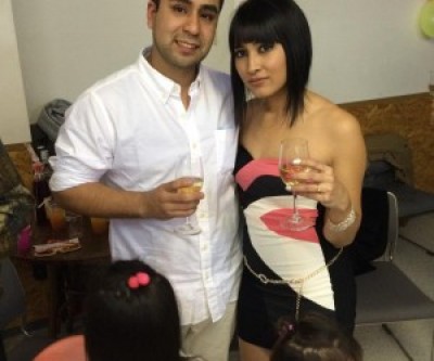Tony ao lado da ex-mulher Akemy e as duas filhas do casal ((Foto: Reprodução/Facebook))