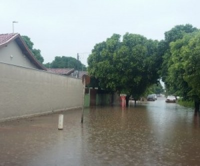 Casas foram alagadas devido as constantes chuvas ((Foto: Aquidauana News))