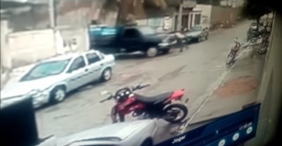Homem morre ao tentar segurar caminhão carregado (assista)