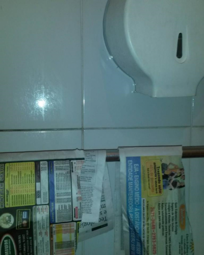 Posto do Detran no Rio: limpa com jornal (Reprodução)