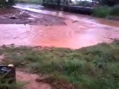 Chuvas deixam ruas da Vila Macaúba alagadas