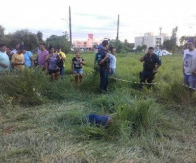 Jovem foi morto em matagal à beira de avenida ((Foto: Divulgação/Whatsapp))