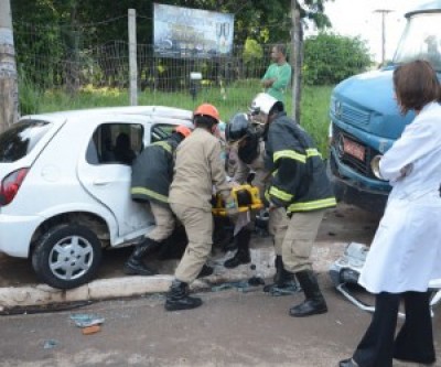 Celta ficou prensado em poste ((Foto: Gerson Oliveira / Correio do Estado))