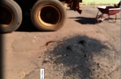 Vídeo feito por douradense indignado questiona qualidade do serviço de tapa-buracos da Prefeitura de Dourados (Reprodução)