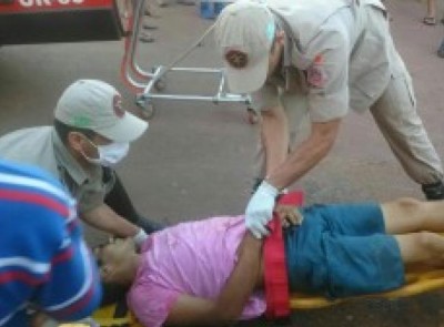 Momento em que o rapaz foi levado ao hospital ((Foto: PorãNews))