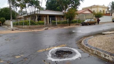 Morador que sinaliza buracos no interior de SP pode ser processado