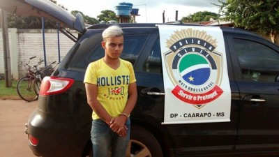 Airton Fernandes dos Reis e o veículo furtado (Polícia Civil de Caarapó)