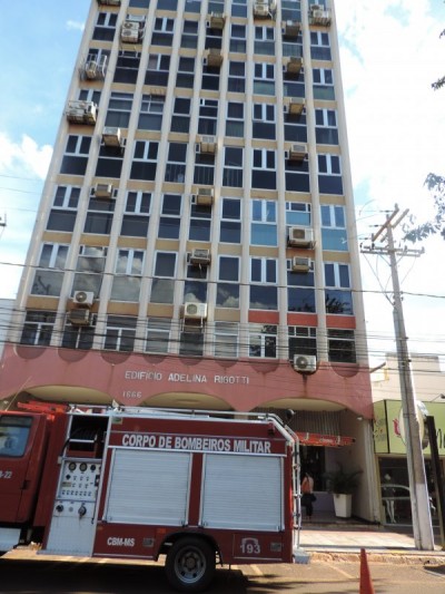 Bombeiros foram acionados para averiguar suspeita de incêndio no mais antigo prédio comercial de Dourados (94 FM)