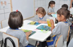 Estudantes da rede municipal de ensino recebem kits escolares em Dourados (Assecom/Arquivo)