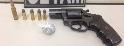 Adolescentes de 16 e 17 anos são detidos com arma, maconha e munição de fuzil