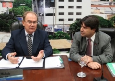 Vereador Idenor Machado e o procurador Jurídico da Câmara de Dourados, Sérgio Henrique Martins de Araújo, são... (Divulgação)