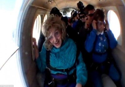 Senhora de 80 anos resolve pular de paraquedas e acaba tendo a experiência mais perturbadora da sua vida