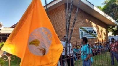 Famílias sem-terra ocupam sede do Incra e impedem entrada de funcionários