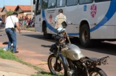 Motociclista desrespeita sinalização e morre depois de ser atingido por ônibus