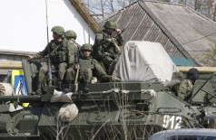 Militares investigam ameaça terrorista em atentado com homens-bomba no sul da Rússia. (REUTERS/Eduard Korniyenko)