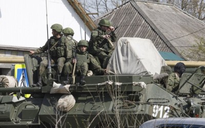 Militares investigam ameaça terrorista em atentado com homens-bomba no sul da Rússia. (REUTERS/Eduard Korniyenko)