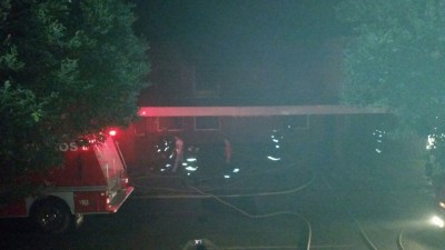 Equipes do Corpo de Bombeiros se revezam no combate ao incêndio, por causa da dificuldade de acesso ao foco (Sidnei Bronka (94 FM))