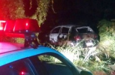 Dupla rende família e incendeia carro roubado depois de usá-lo em arrastão