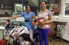 Ganhadora da promoção recebeu ontem as chaves da motocicleta sorteada pelo Auto Posto Santo André (Divulgação)