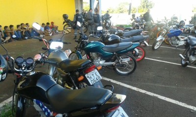 14 motociclistas foram detidos e levados à Polícia Civil (Divulgação)